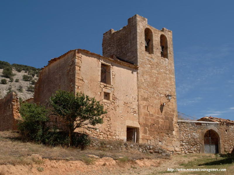 VISTA NOROESTE DEL TEMPLO CON SU TORRE ALMENADA